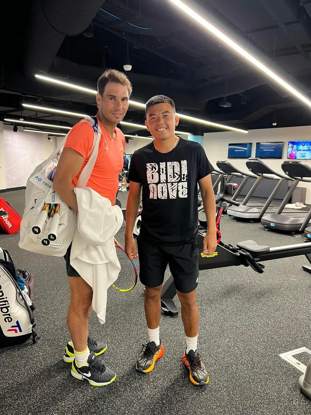 Lý Hoàng Nam chụp ảnh lưu niệm với Nadal khi ở Australia