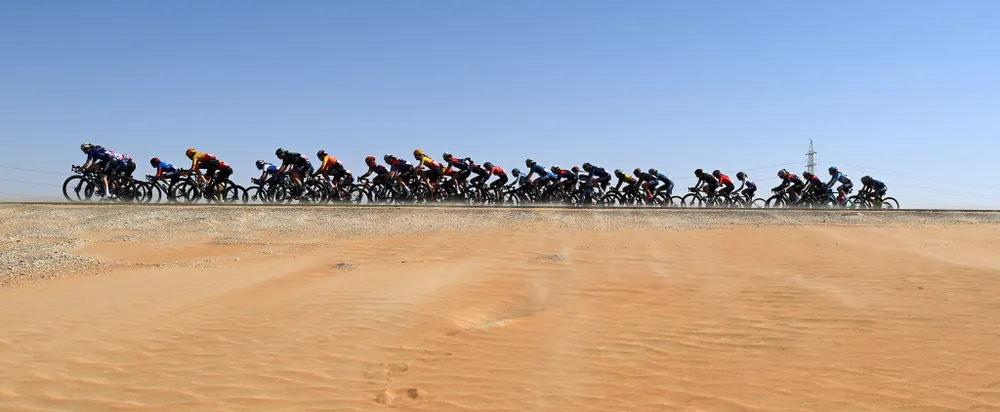 Các tay đua thi đấu xuyên sa mạc Các tay đua thi đấu xuyên sa mạc