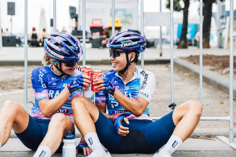 Nguyễn Thị Thật (phải) đang hoà nhập cùng các đồng đội tại CLB mới Nguyễn Thị Thật (phải) đang hoà nhập cùng các đồng đội tại CLB mới