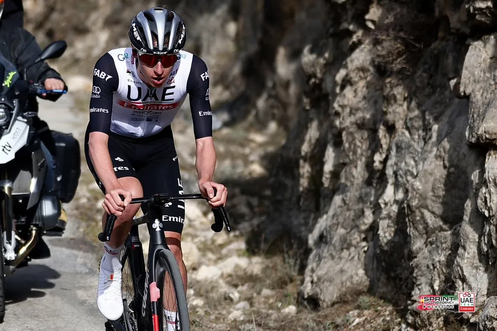 Tadej Pogacar thoát đi một mình