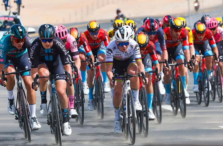 Đoàn đua gặp nhiều cơn gió ngược rất mạnh