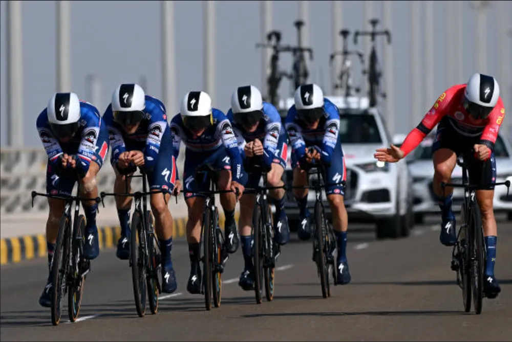 Tim Merlier (phải) đuối sức, khoát tay ra hiệu đồng đội vượt qua.