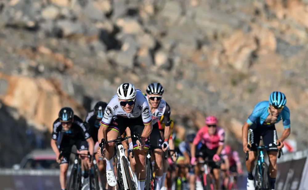 Remco Evenepoel (áo trắng) tung nước rút dũng mãnh xé áo đỏ Remco Evenepoel (áo trắng) tung nước rút dũng mãnh xé áo đỏ