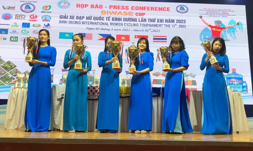 Các mẫu cúp của cuộc đua