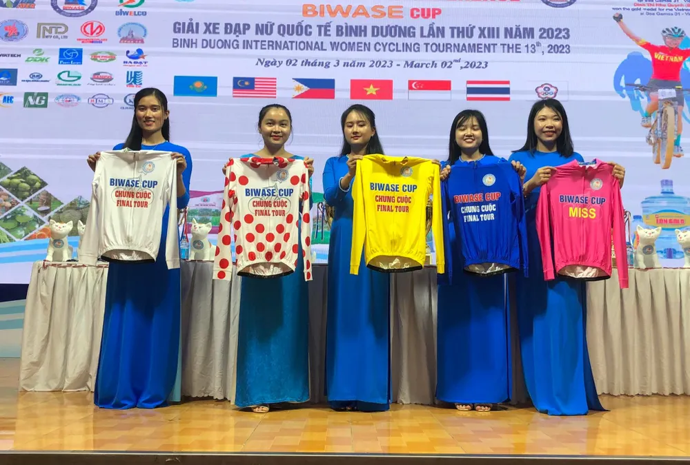 Ban tổ chức giới thiệu mẫu áo các danh hiệu