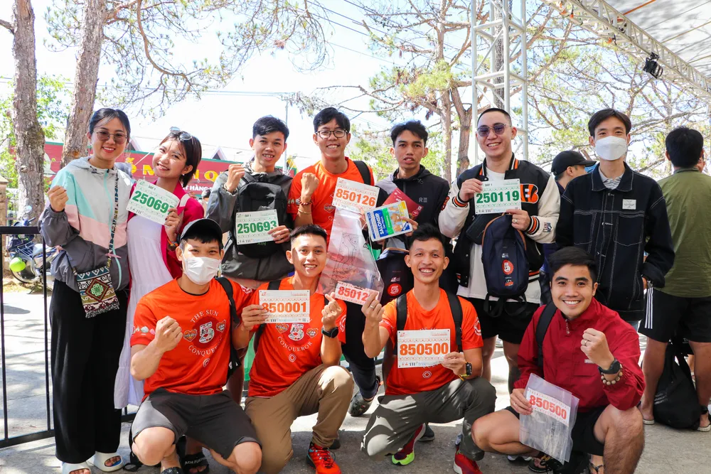 Anh Nguyễn Đức Thành cùng hội bạn thân hào hứng vượt qua thử thách