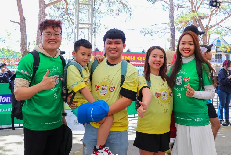 Gia đình anh Sơn (áo vàng) và gia đình chị Diễm Trinh (áo xanh) vui tươi trước thềm xuất phát