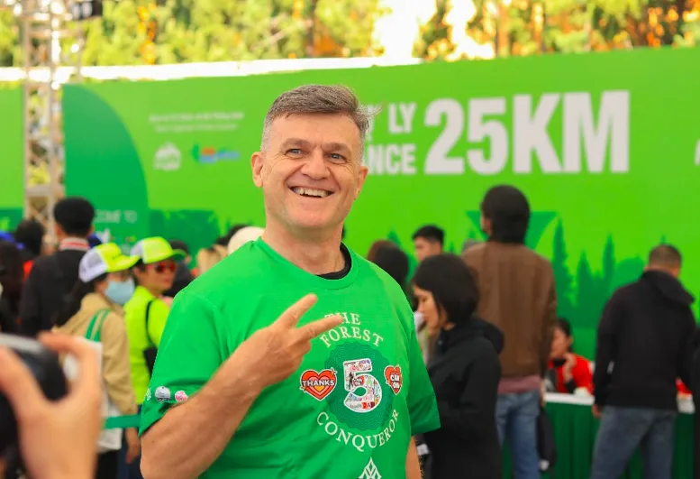 Neil Birch hào hứng trong trang phục cự ly 25km