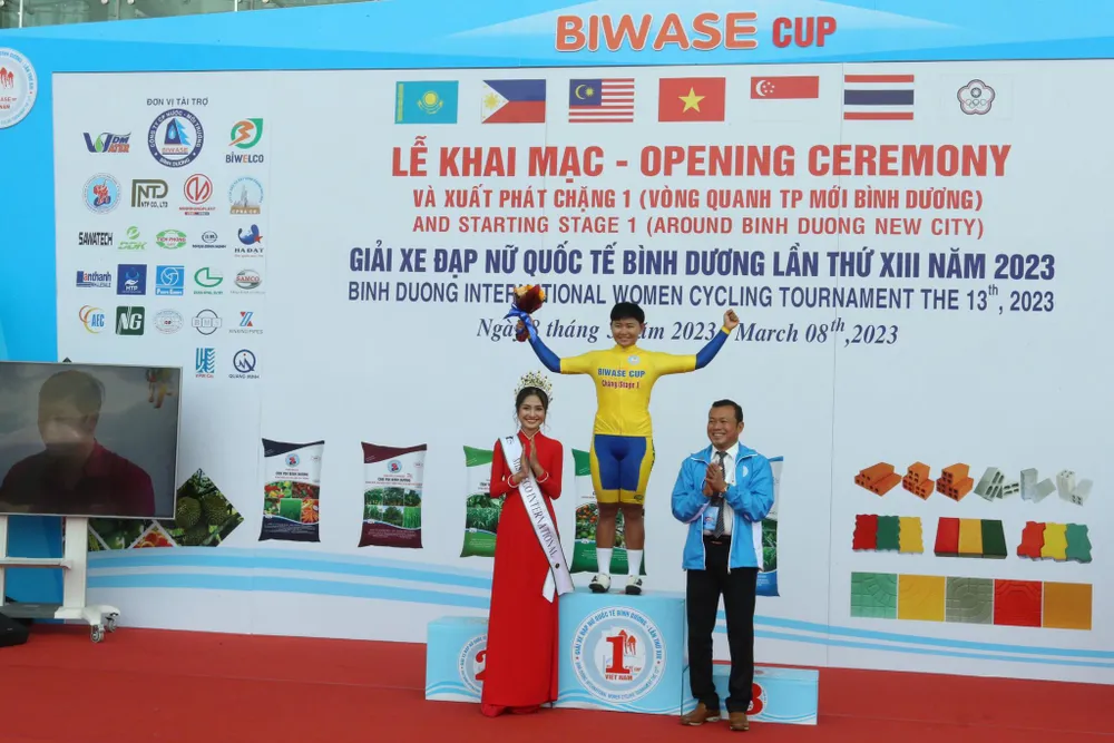 Tay đua Jutatip mặc Áo vàng sau chặng 1