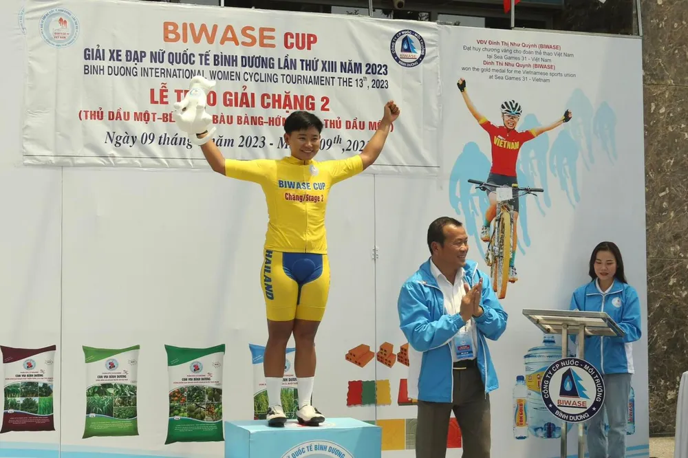 Jutatip tiếp tục mặc Áo vàng sau 2 chặng