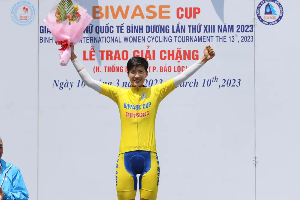 Somrat vươn lên mặc Áo vàng sau 3 chặng