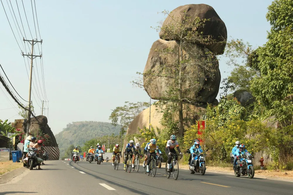 Đoàn đua đi qua khu vực Định Quán (Đồng Nai)