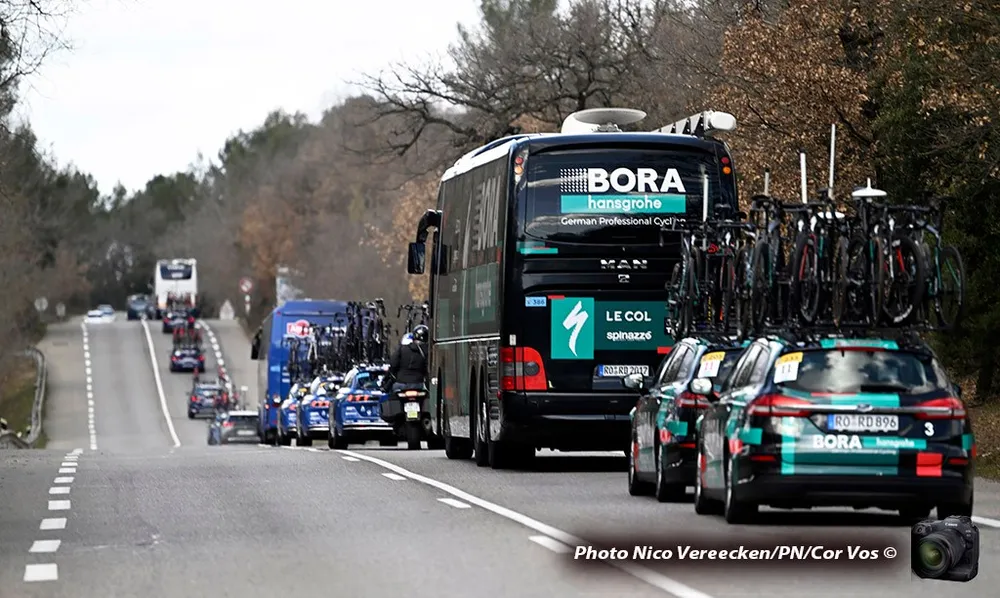 Đoàn đua lên xe lớn di chuyển chứ không thi đấu