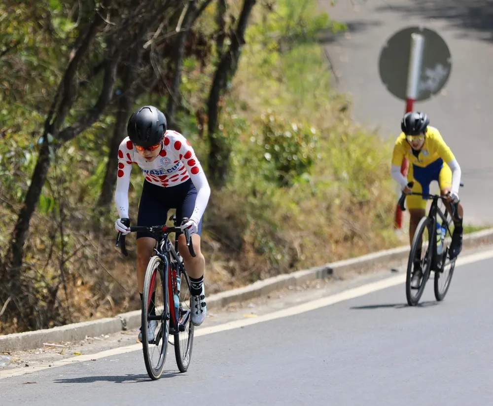 Shoko Kashiki tấn công nhưng không thoát được Áo vàng Somrat