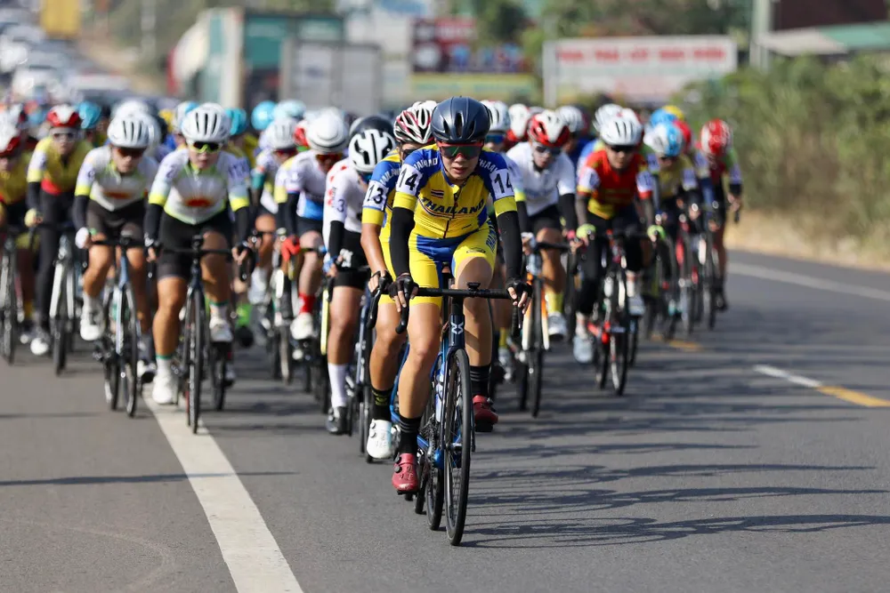 Các tay đua Thái Lan ở nhóm sau đuổi bắt