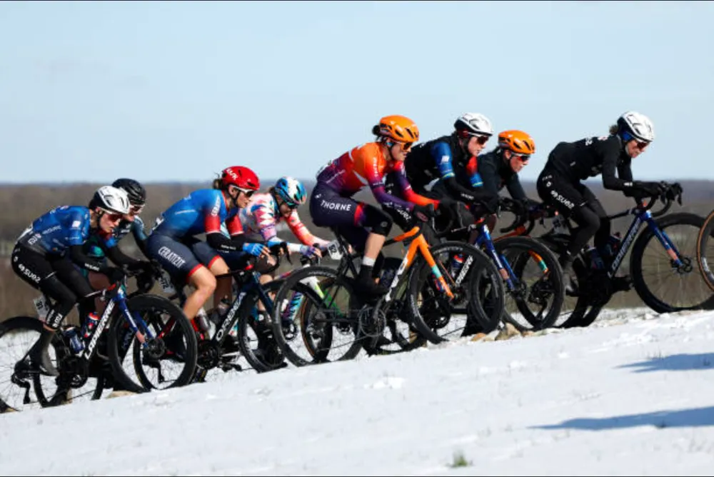 Các tay đua thi đấu trong tuyết