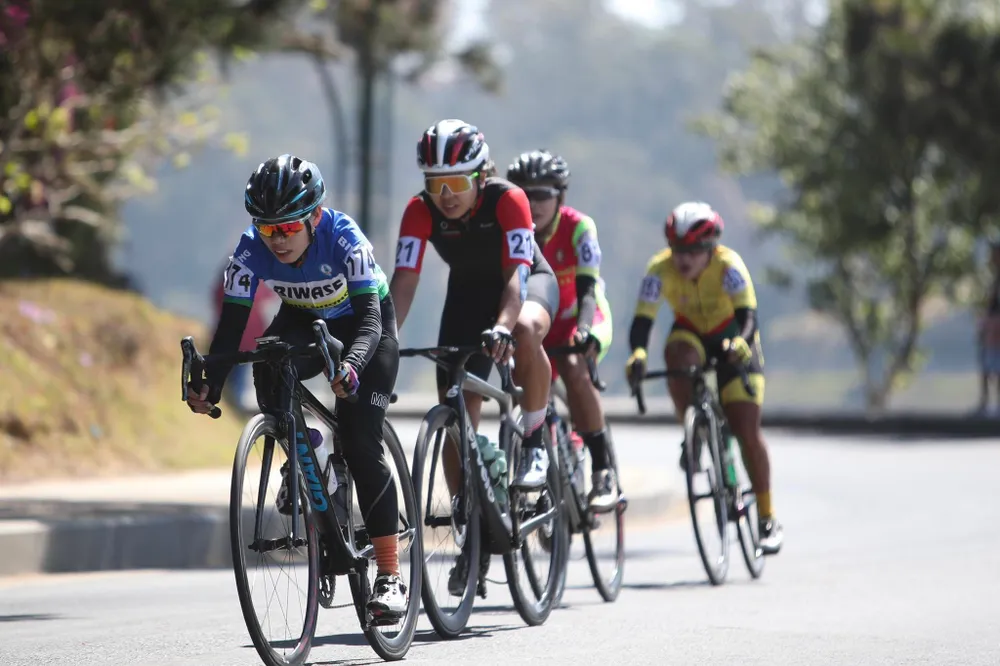 Một số tay đua thoát đi tìm giải thưởng dọc đường