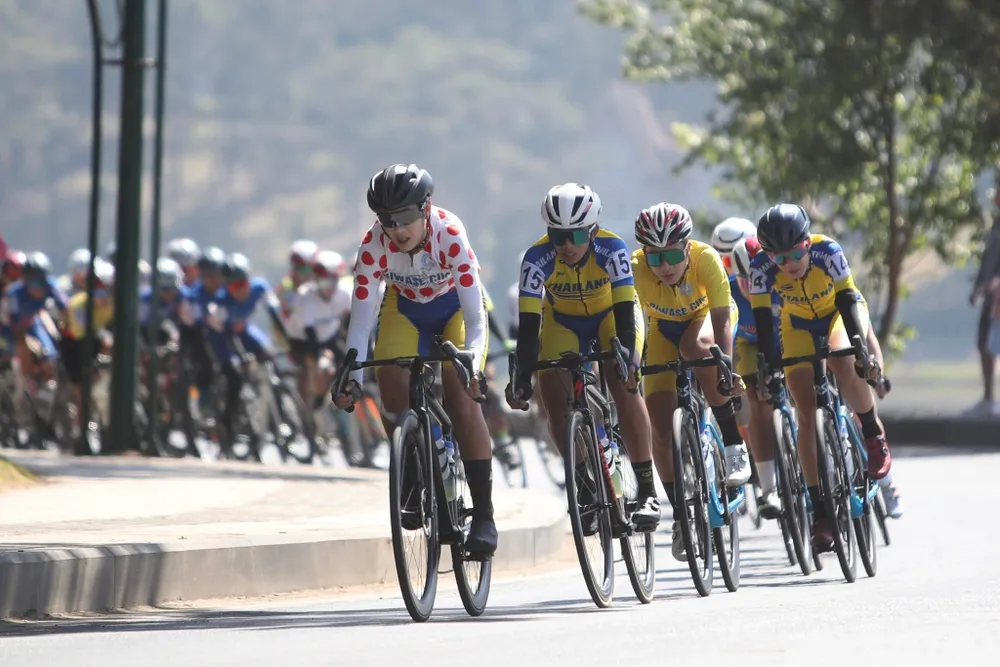 Các cô gái Thái Lan kiểm soát tốc độ đường đua