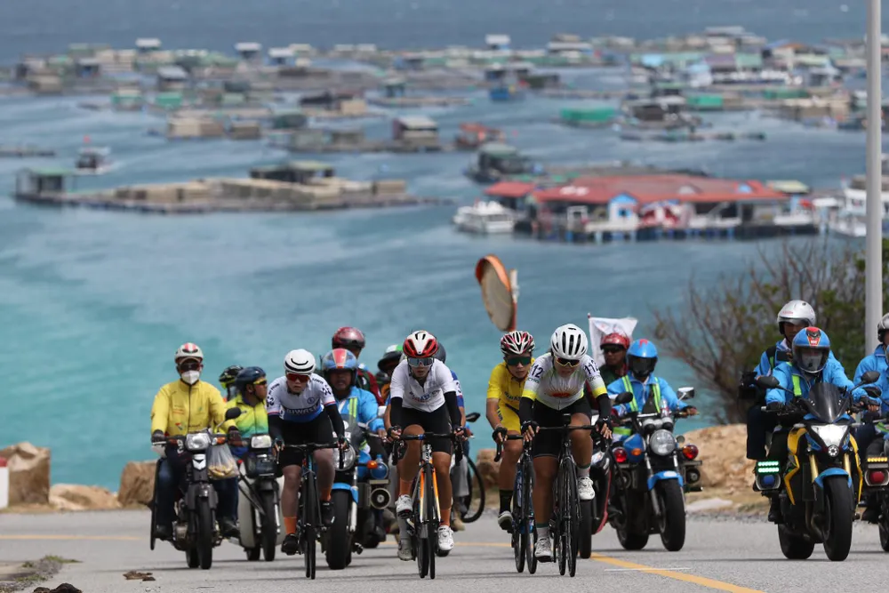 Nhóm tay đua đi đầu luôn bám sát lẫn nhau Nhóm tay đua đi đầu luôn bám sát lẫn nhau