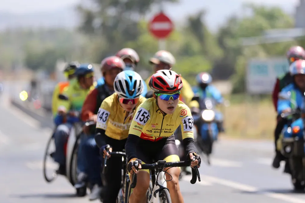 Trần Xuân Thảo và Trần Thị Thuý Vân thoát đi ở phía trên Trần Xuân Thảo và Trần Thị Thuý Vân thoát đi ở phía trên