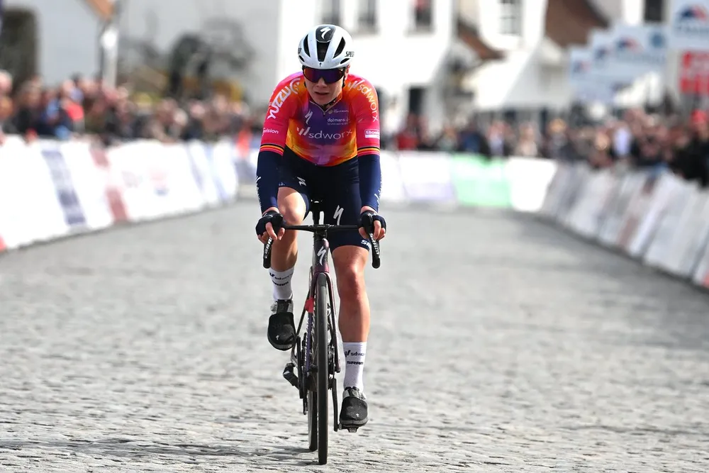 Lotte Kopecky thoát đi một mình