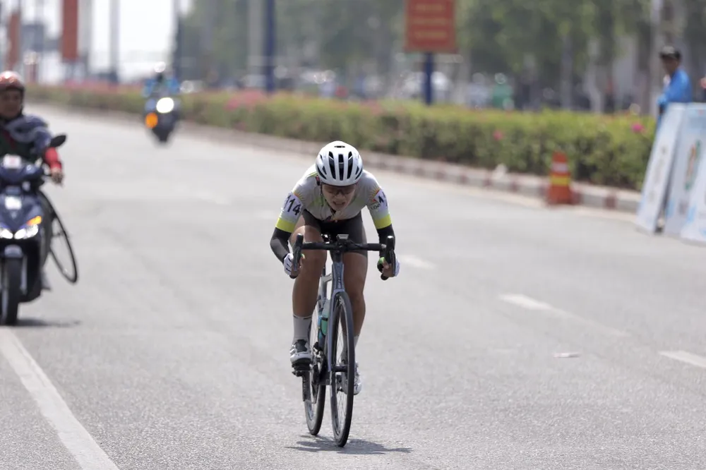 Lâm Thị Kim Ngân ung dung một mình vượt qua đích đến