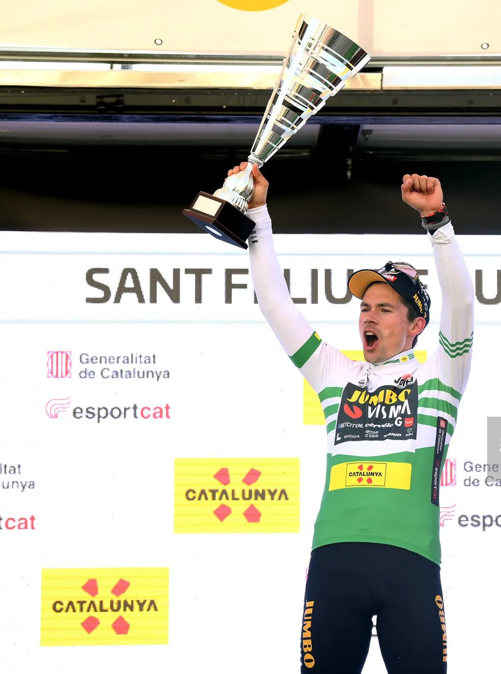 Primoz Roglic tạm giữ hai chiếc áo tổng sắp danh giá