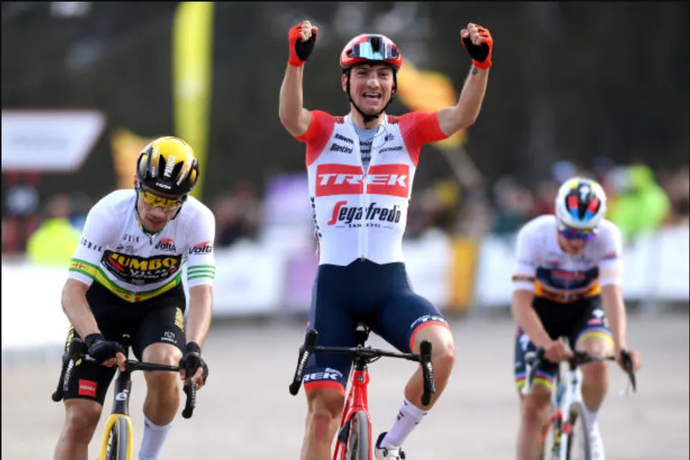 Giulio Ciccone đánh bại Primoz Roglic và Remco Evenepoel trong màn nước rút