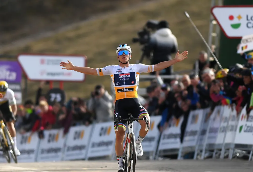 Remco Evenepoel bỏ lại Primoz Roglic thắng chặng 3 Remco Evenepoel bỏ lại Primoz Roglic thắng chặng 3