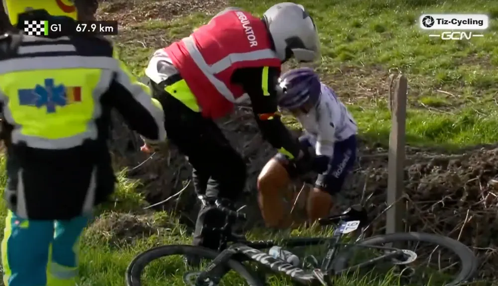 Nguyễn Thị Thật được nhân viên đường đua hỗ trợ