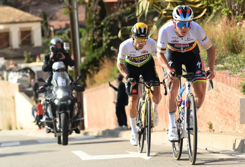 Remco Evenepoel bất lực vì Primoz Roglic chỉ nằm đeo
