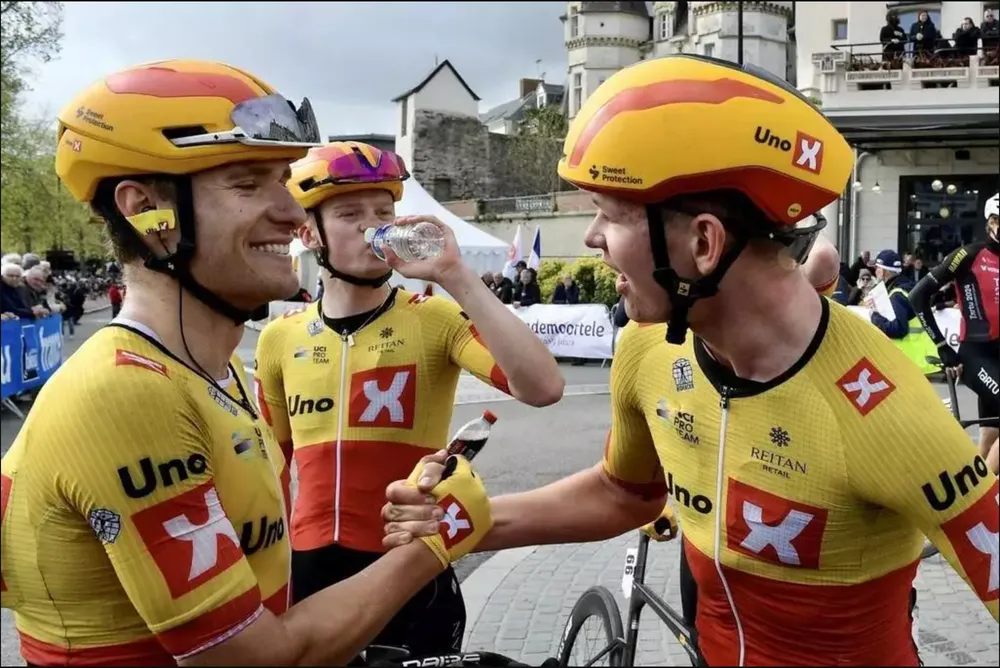 Các tay đua Uno-X Pro mừng chiến thắng của Fredrik Dversnes