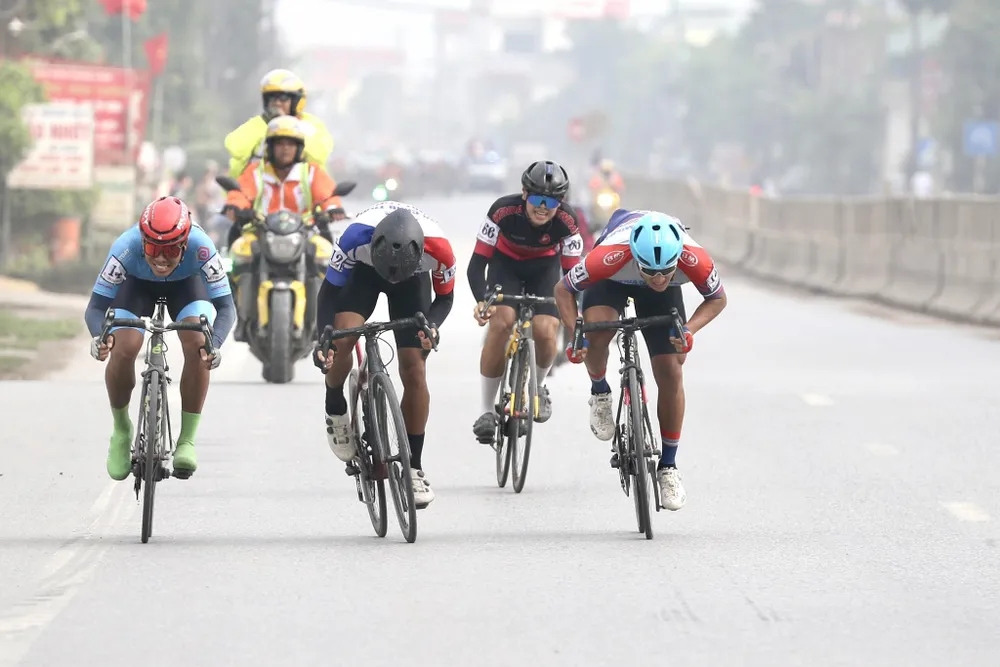 Các tay đua tranh chấp giải thưởng dọc đường