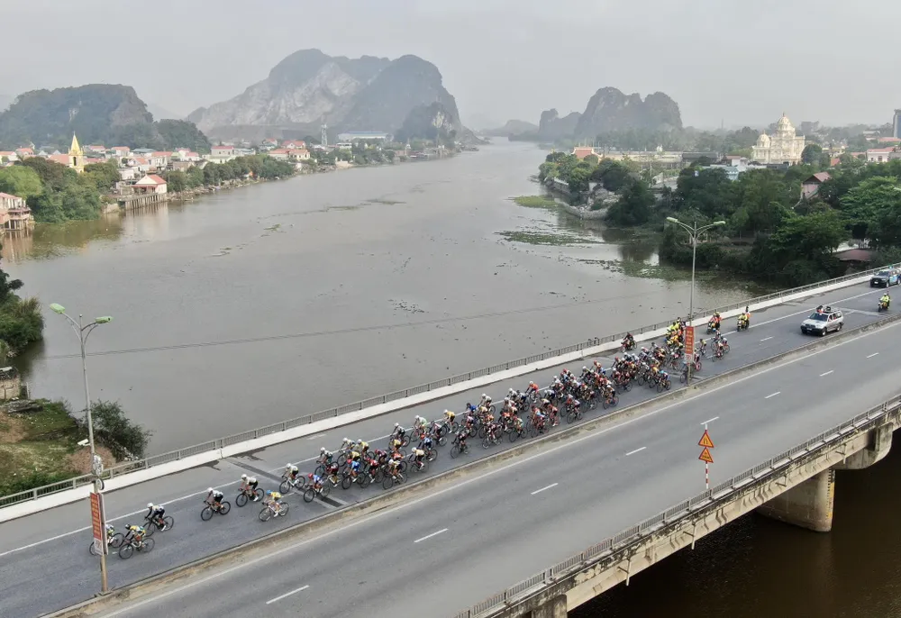 Đoàn đua đang tiến về Thanh Hoá. Ảnh: HOÀNG HÙNG