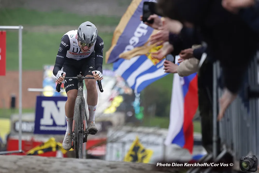 Tadej Pogacar tấn công ở giai đoạn cuối