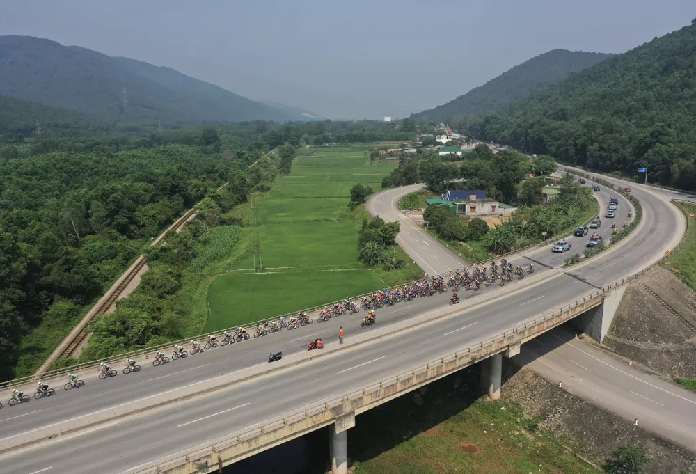 Đoàn đua hướng về thành phố Vinh. Ảnh: HOÀNG HÙNG Đoàn đua hướng về thành phố Vinh. Ảnh: HOÀNG HÙNG