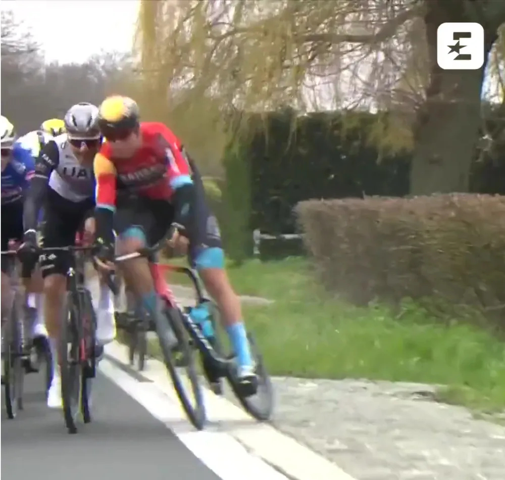 Filip Maciejuk mất lái lao vào các tay đua khác Filip Maciejuk mất lái lao vào các tay đua khác