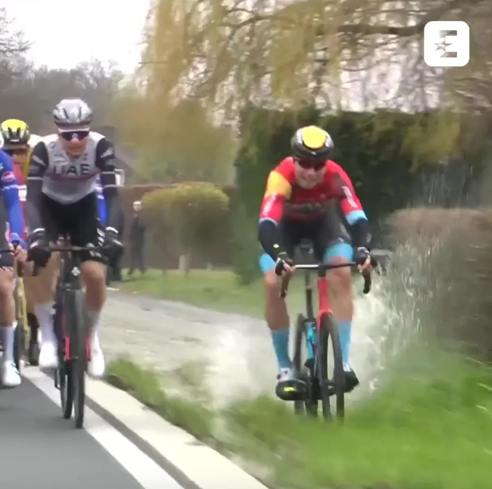 Filip Maciejuk chạy qua vũng nước Filip Maciejuk chạy qua vũng nước