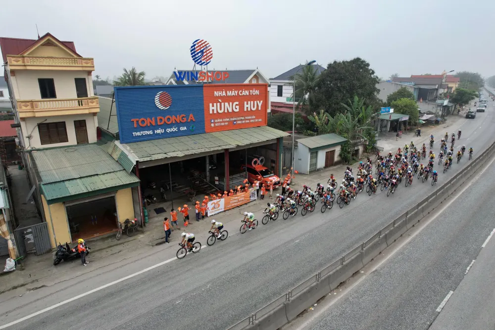 Đoàn đua đang tiến về giải thưởng dọc đường Đoàn đua đang tiến về giải thưởng dọc đường