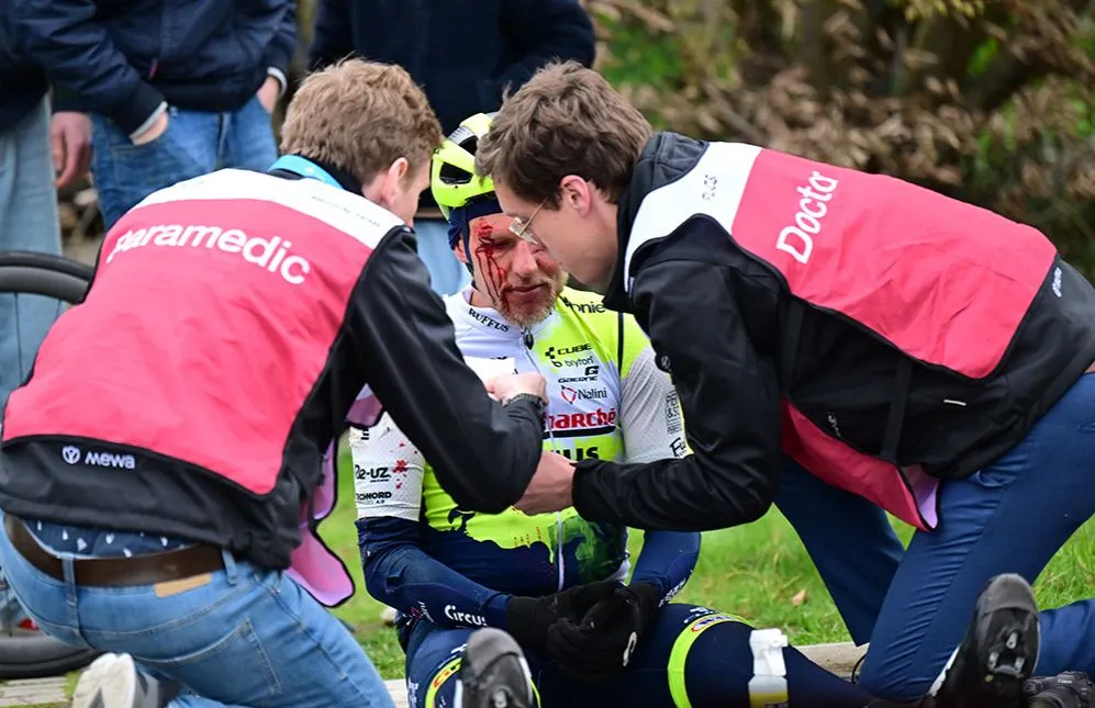 Filip Maciejuk đã khiến một số tay đua bị thương khá nặng Filip Maciejuk đã khiến một số tay đua bị thương khá nặng