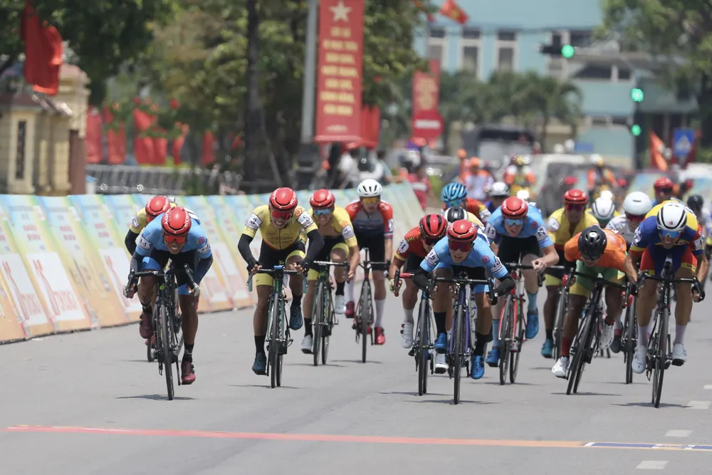 Màn so kè nước rút tại đích đến. Ảnh: HOÀNG HÙNG