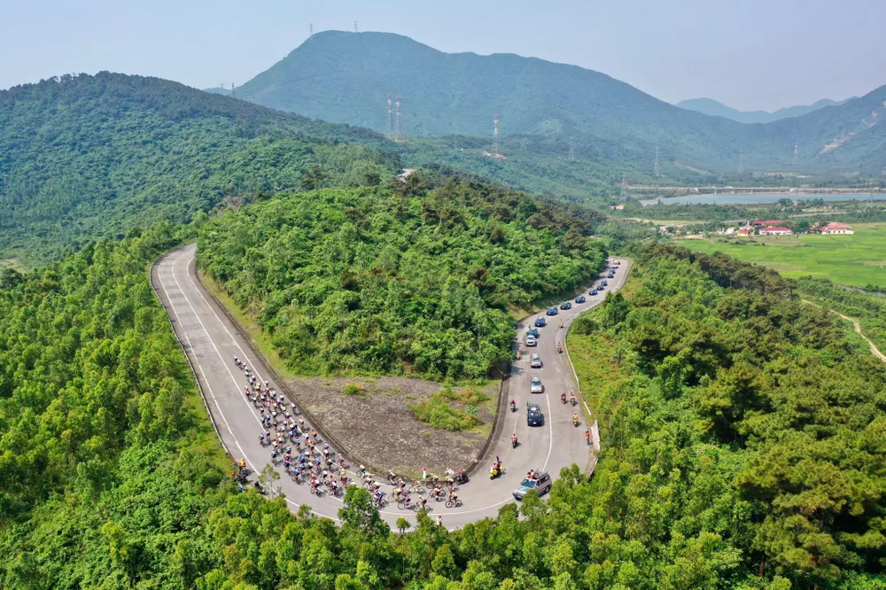 Đoàn đua chinh phục đèo Ngang. Ảnh: HOÀNG HÙNG