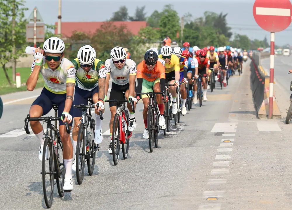 Đội An Giang tiêu hao nhiều thể lực do phải làm việc cật lực dưới cái nắng nóng