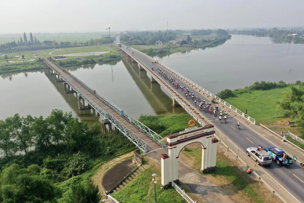 Đoàn đua đi qua cầu HIền Lương. Ảnh: HOÀNG HÙNG