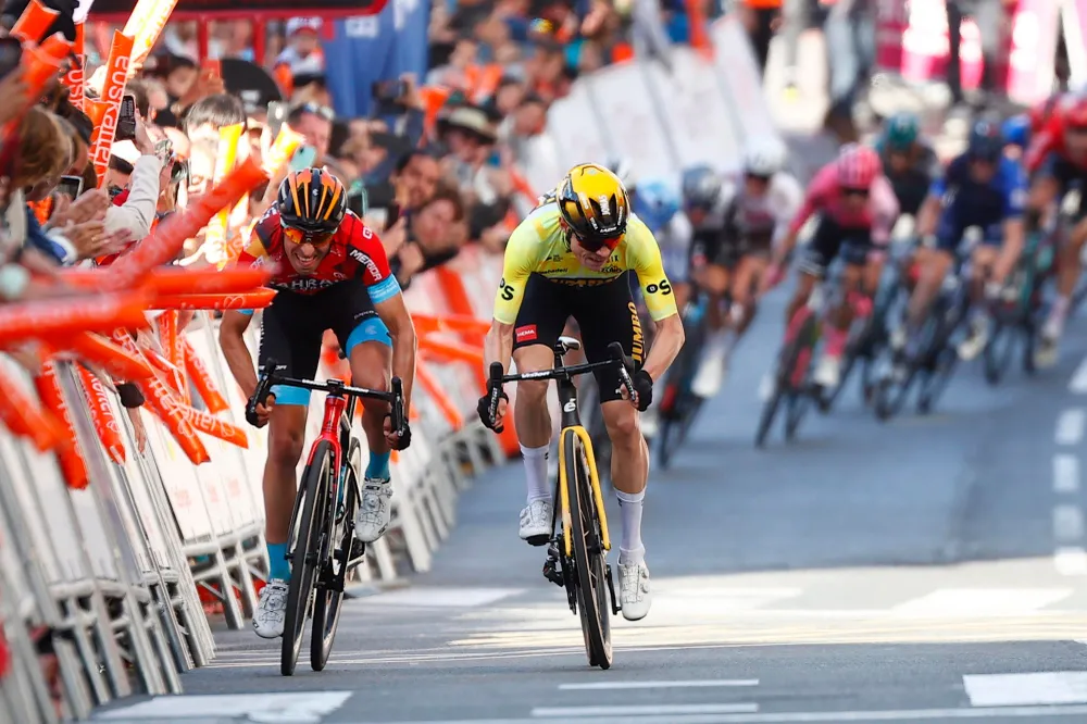 Jonas Vingegaard đọ nước rút với Mikel Landa