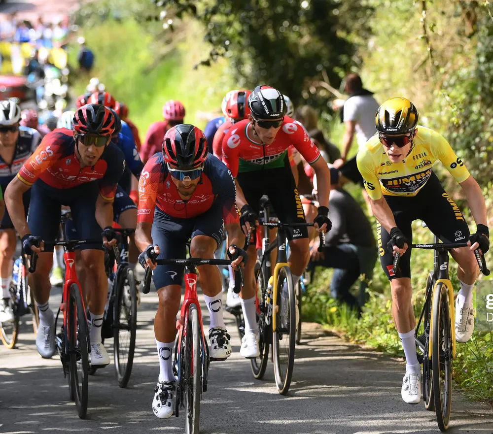 Jonas Vingegaard thành công bảo vệ áo vàng