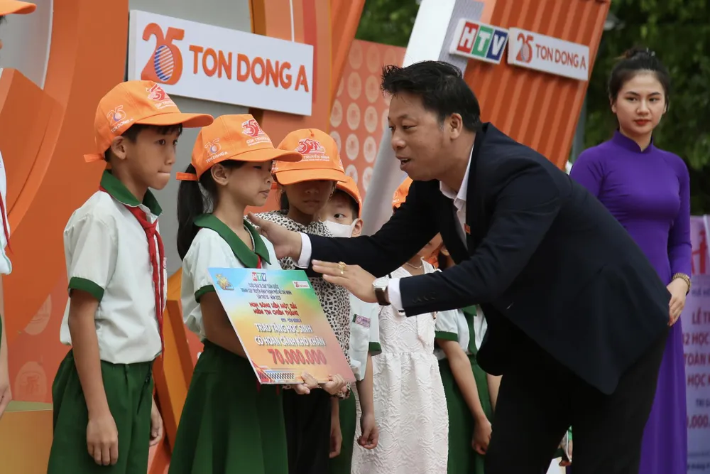 Ban tổ chức và nhà tài trợ trao học bổng cho các em học sinh nghèo tại Huế Ban tổ chức và nhà tài trợ trao học bổng cho các em học sinh nghèo tại Huế