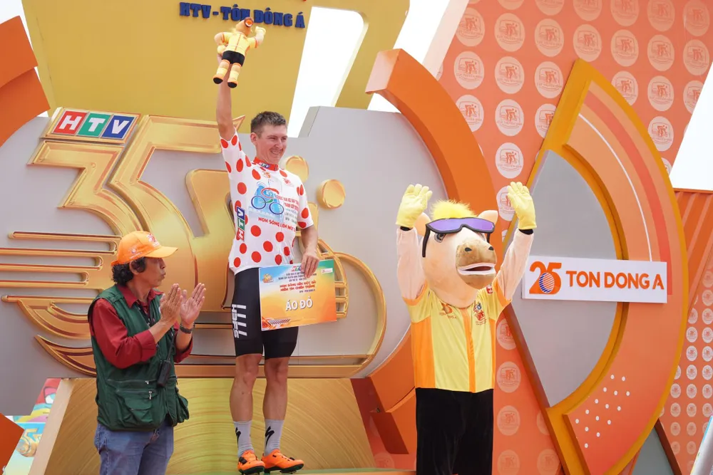 Igor Frolov vươn lên mặc Áo đỏ sau 7 chặng