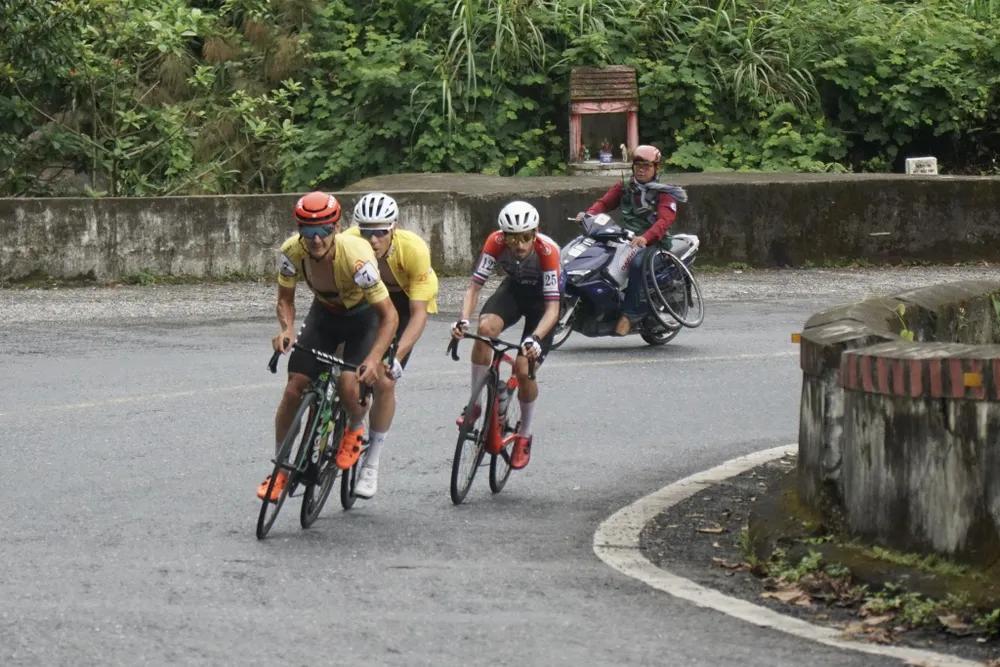 Chỉ còn Petr Rikunov và Javier bám theo được với Igor Frolov