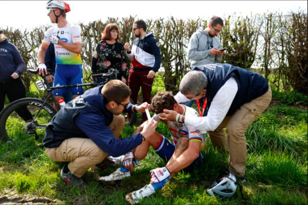 Peter Sagan được sơ cứu trước khi đến bệnh viện